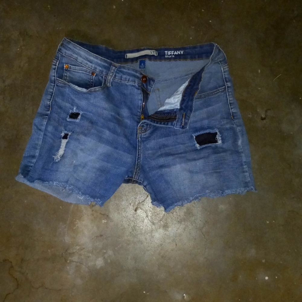 Mid-thigh blue Jean shorts